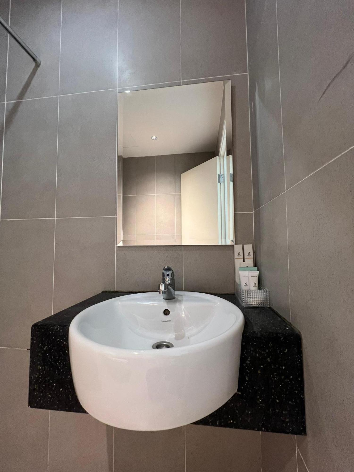Serapi Verdure Hotel Кучинг Экстерьер фото